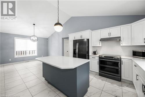 7852 Sabine Drive, Niagara Falls, ON - Indoor Photo Showing Kitchen