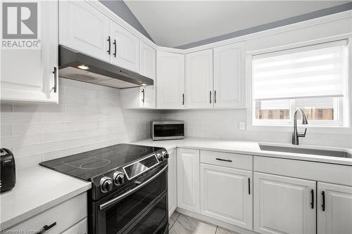 7852 Sabine Drive, Niagara Falls, ON - Indoor Photo Showing Kitchen