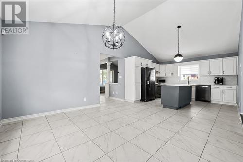 7852 Sabine Drive, Niagara Falls, ON - Indoor Photo Showing Kitchen