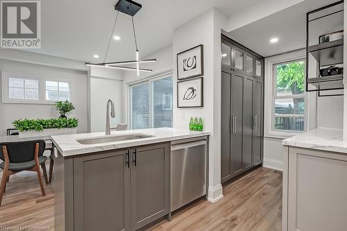 94 Dromore Crescent, Hamilton, ON - Indoor Photo Showing Kitchen