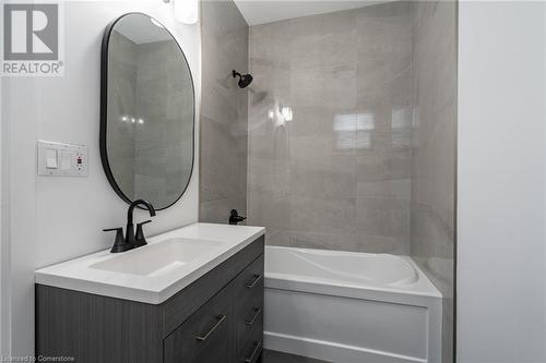 263 Kensington Avenue N, Hamilton, ON - Indoor Photo Showing Bathroom