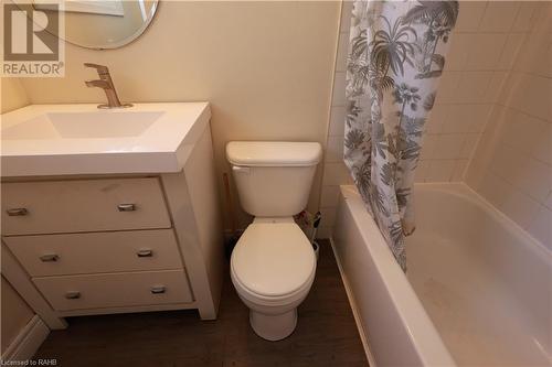 125 Sanford Avenue N, Hamilton, ON - Indoor Photo Showing Bathroom