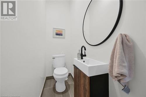 109 Beach Road, Hamilton, ON - Indoor Photo Showing Bathroom