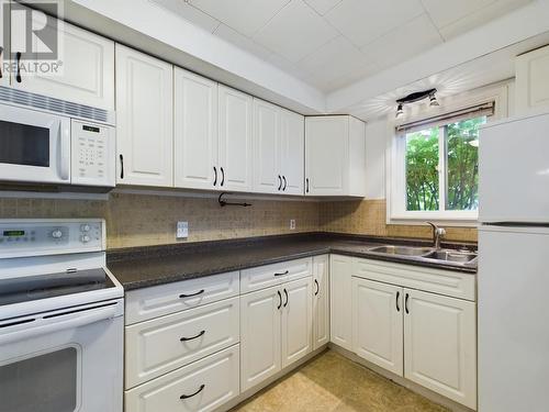 1190 N 2Nd Avenue, Williams Lake, BC - Indoor Photo Showing Kitchen With Double Sink