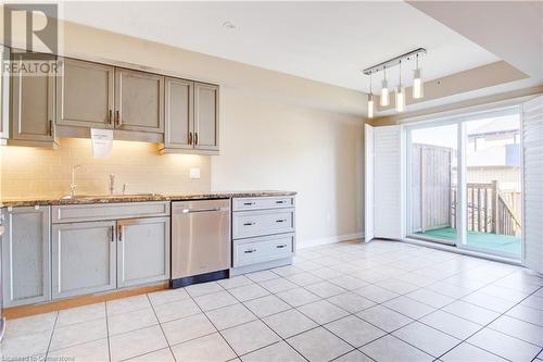 6411 Shapton Crescent, Niagara Falls, ON - Indoor Photo Showing Kitchen