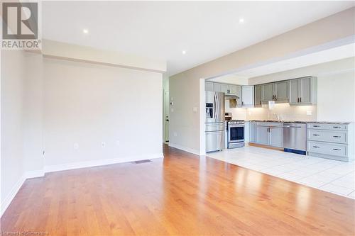 6411 Shapton Crescent, Niagara Falls, ON - Indoor Photo Showing Kitchen With Upgraded Kitchen