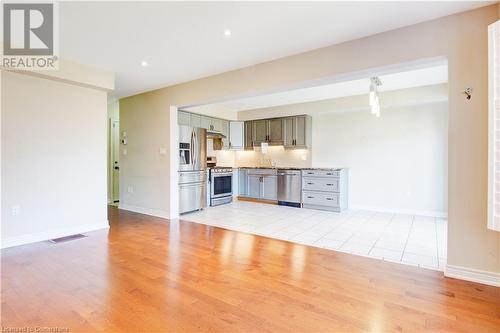 6411 Shapton Crescent, Niagara Falls, ON - Indoor Photo Showing Kitchen