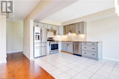 6411 Shapton Crescent, Niagara Falls, ON - Indoor Photo Showing Kitchen