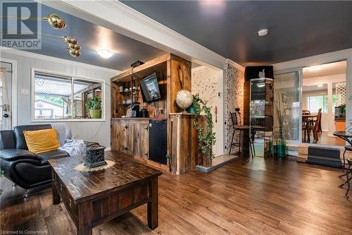 37 Gainsborough Road, Hamilton, ON - Indoor Photo Showing Living Room