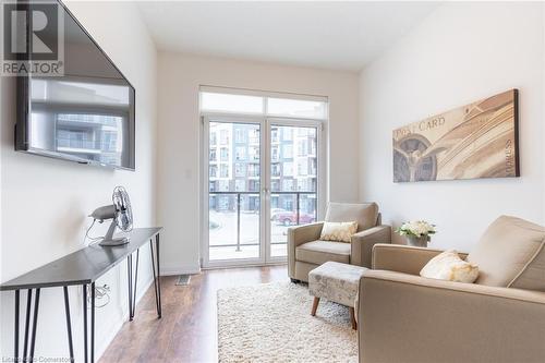 4 Concord Place, Grimsby, ON - Indoor Photo Showing Living Room