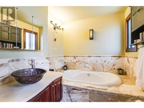 240 Clifton Road N, Kelowna, BC - Indoor Photo Showing Bathroom