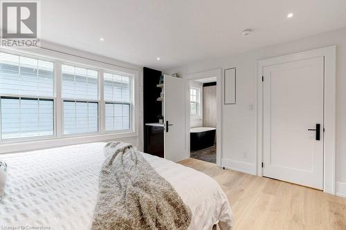 939 Teal Drive, Burlington, ON - Indoor Photo Showing Bedroom