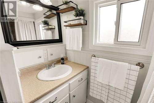 6 Homewood Avenue, St. Catharines, ON - Indoor Photo Showing Bathroom