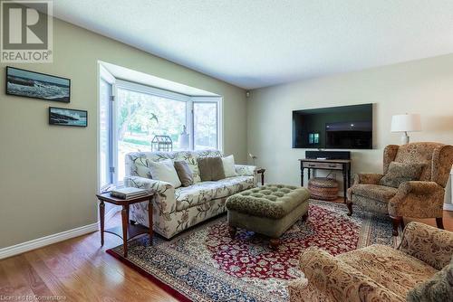 1 Kusins Court, Dundas, ON - Indoor Photo Showing Living Room