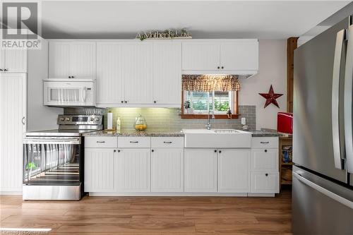 552 Quebec Street, Hamilton, ON - Indoor Photo Showing Kitchen