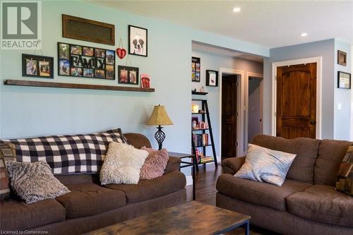 213 Concession 4 Road W, Hamilton, ON - Indoor Photo Showing Living Room