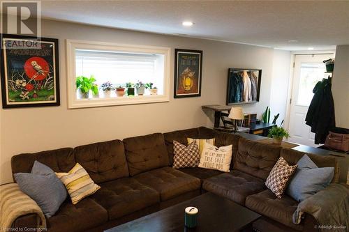 213 Concession 4 Road W, Hamilton, ON - Indoor Photo Showing Living Room