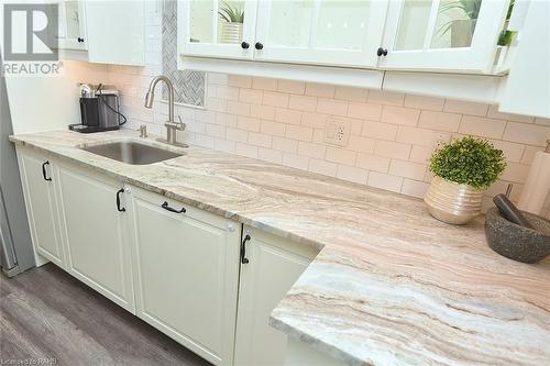 215 Rosslyn Avenue N, Hamilton, ON - Indoor Photo Showing Kitchen