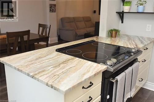 215 Rosslyn Avenue N, Hamilton, ON - Indoor Photo Showing Kitchen