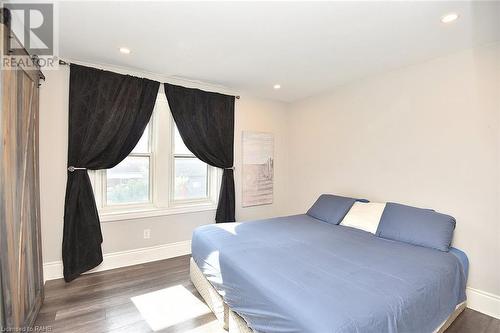 215 Rosslyn Avenue N, Hamilton, ON - Indoor Photo Showing Bedroom