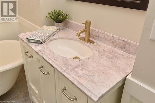 215 Rosslyn Avenue N, Hamilton, ON - Indoor Photo Showing Bathroom