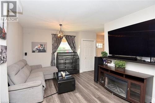 215 Rosslyn Avenue N, Hamilton, ON - Indoor Photo Showing Living Room