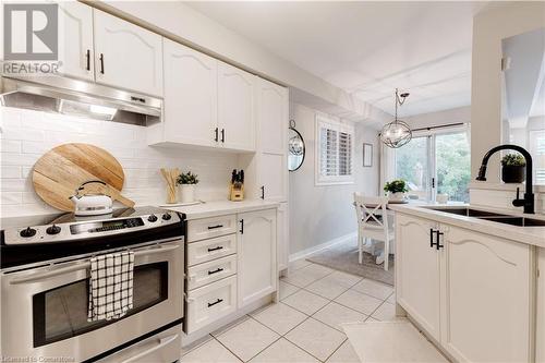 5647 Stella Lane, Burlington, ON - Indoor Photo Showing Kitchen With Double Sink With Upgraded Kitchen