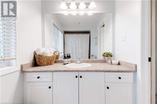 5647 Stella Lane, Burlington, ON - Indoor Photo Showing Bathroom