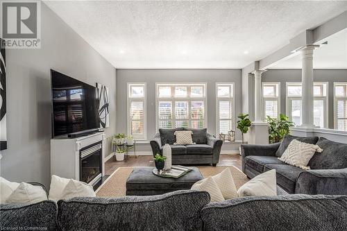 41 Kingsview Drive, Stoney Creek, ON - Indoor Photo Showing Living Room