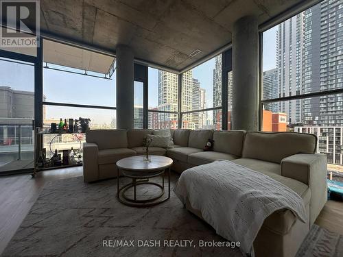 1304 - 25 Oxley Street, Toronto (Waterfront Communities), ON - Indoor Photo Showing Living Room