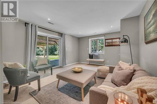 8281 Chippewa Road E, Hamilton, ON - Indoor Photo Showing Living Room