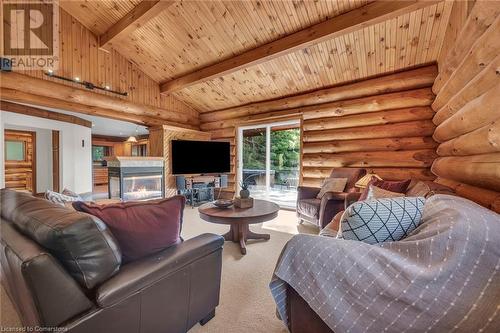 8281 Chippewa Road E, Hamilton, ON - Indoor Photo Showing Living Room