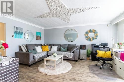 404 Queenston Road, Hamilton, ON - Indoor Photo Showing Living Room