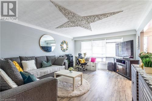 404 Queenston Road, Hamilton, ON - Indoor Photo Showing Living Room