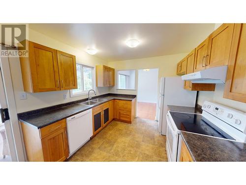 1324 Moffat Avenue, Quesnel, BC - Indoor Photo Showing Kitchen With Double Sink