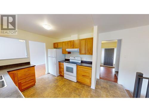 1324 Moffat Avenue, Quesnel, BC - Indoor Photo Showing Kitchen With Double Sink