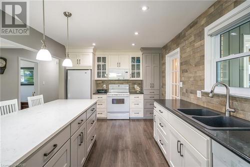 5 Pine Street, Niagara-On-The-Lake, ON - Indoor Photo Showing Kitchen With Double Sink