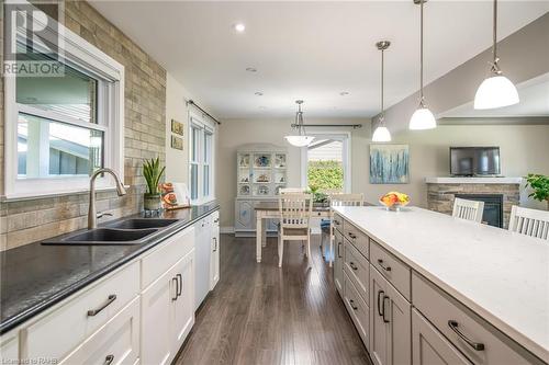 5 Pine Street, Niagara-On-The-Lake, ON - Indoor Photo Showing Kitchen With Double Sink With Upgraded Kitchen