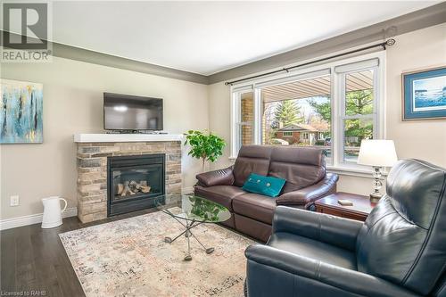 5 Pine Street, Niagara-On-The-Lake, ON - Indoor Photo Showing Living Room With Fireplace