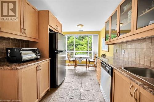 2000 Creekside Drive Unit# 305, Dundas, ON - Indoor Photo Showing Kitchen