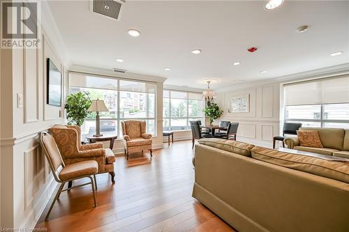 2000 Creekside Drive Unit# 305, Dundas, ON - Indoor Photo Showing Living Room