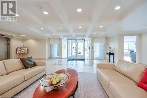 2000 Creekside Drive Unit# 305, Dundas, ON - Indoor Photo Showing Living Room