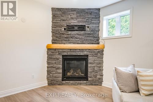 138 Johnston Court, Alnwick/Haldimand (Grafton), ON - Indoor Photo Showing Living Room With Fireplace