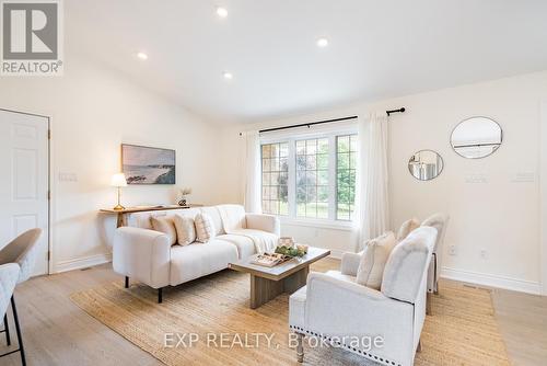 138 Johnston Court, Alnwick/Haldimand (Grafton), ON - Indoor Photo Showing Living Room