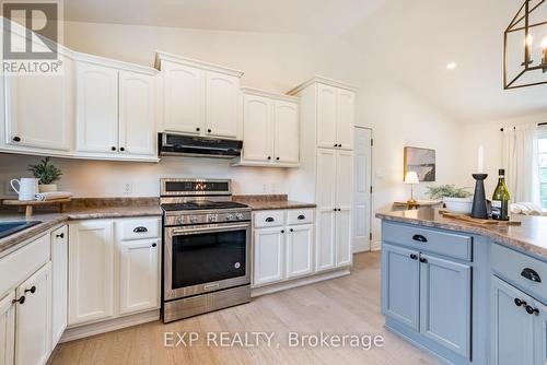 138 Johnston Court, Alnwick/Haldimand (Grafton), ON - Indoor Photo Showing Kitchen