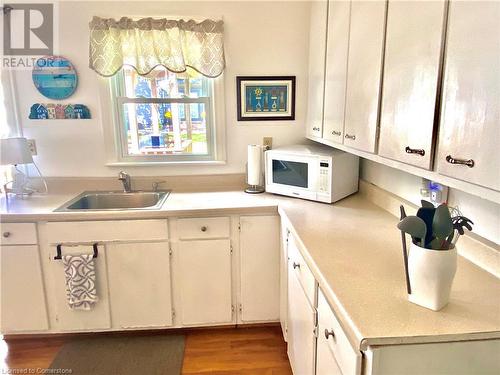 Lots of counter space to work. - 322 Oxford Avenue, Crystal Beach, ON - Indoor Photo Showing Kitchen