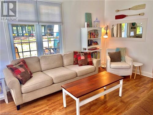 Sit back to watch a movie. - 322 Oxford Avenue, Crystal Beach, ON - Indoor Photo Showing Living Room