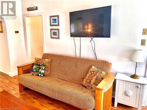 Futon = extra bed - 322 Oxford Avenue, Crystal Beach, ON - Indoor Photo Showing Living Room