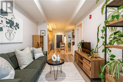 5230 Dundas Street Unit# A428, Burlington, ON - Indoor Photo Showing Living Room