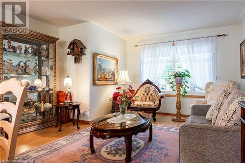 13 Marks Crescent, St. Catharines, ON - Indoor Photo Showing Living Room